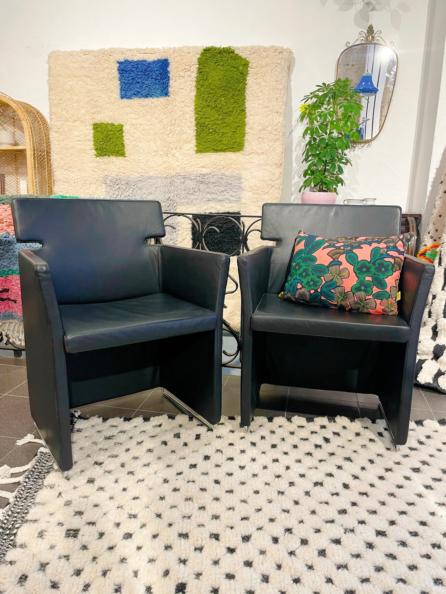 Fauteuils design en cuir noir - lot de deux