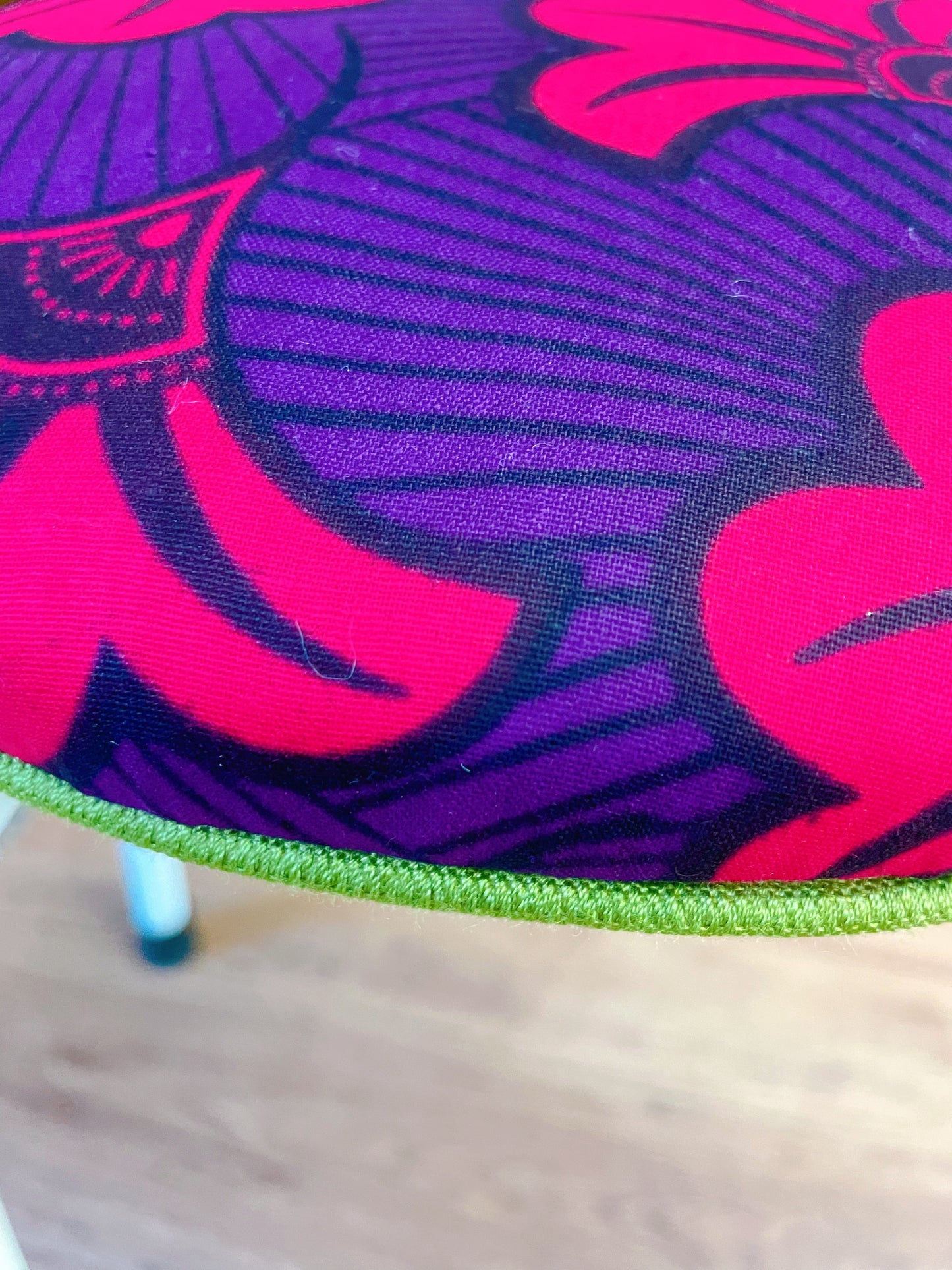Duo de tabourets vintage revisités – imprimé wax violet & fuchsia