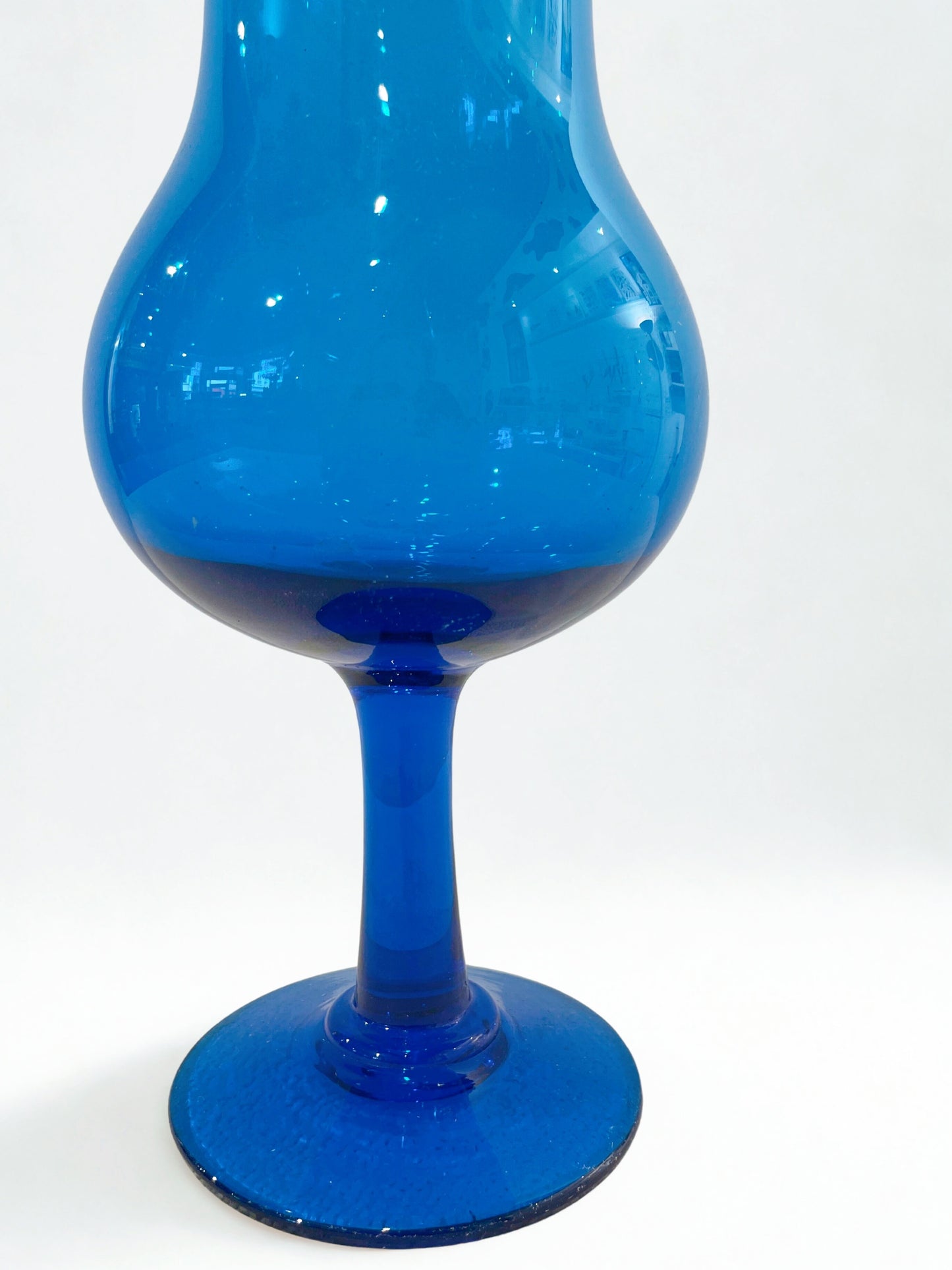 Grand vase bleu translucide