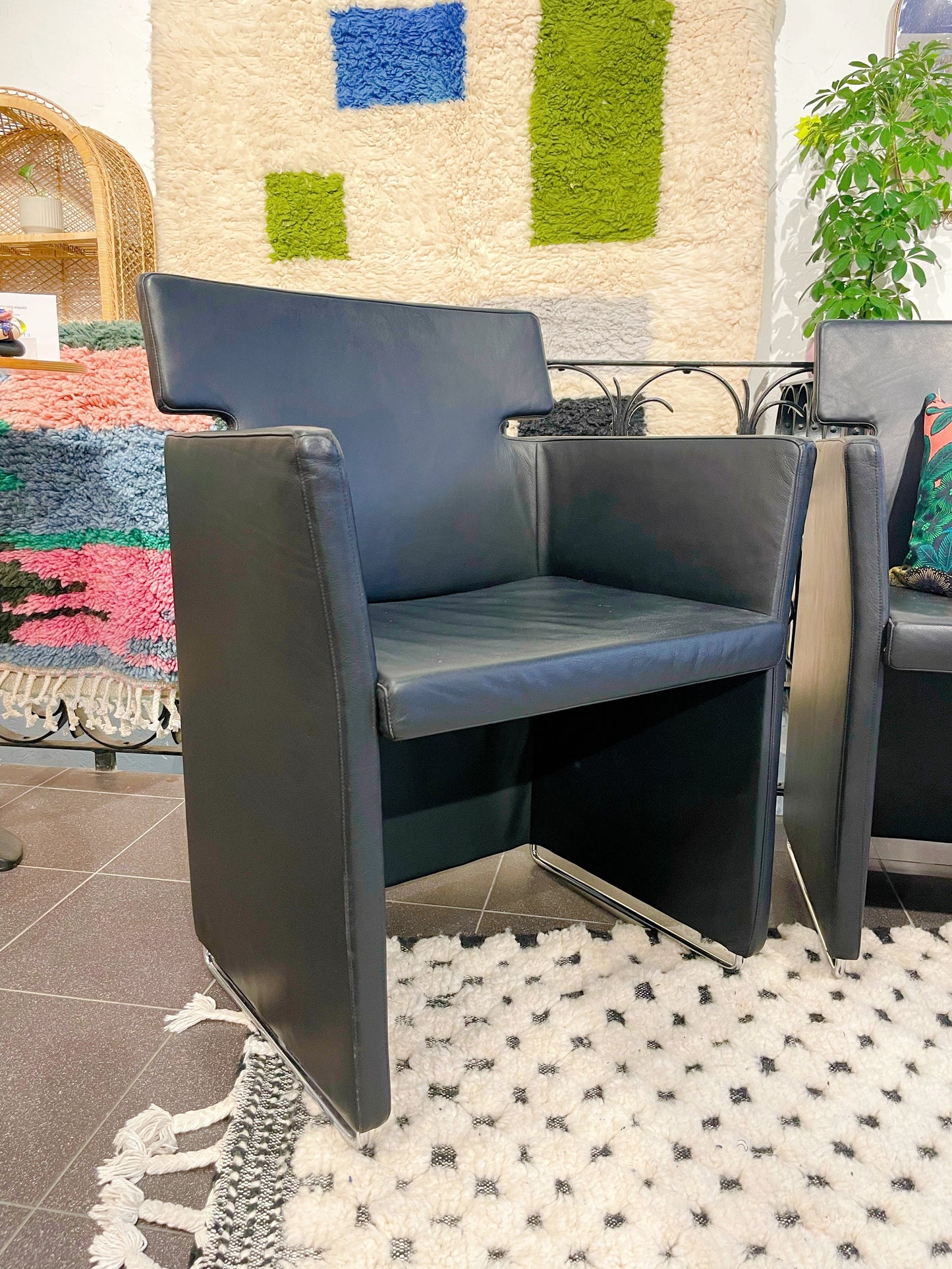 Fauteuils design en cuir noir - lot de deux
