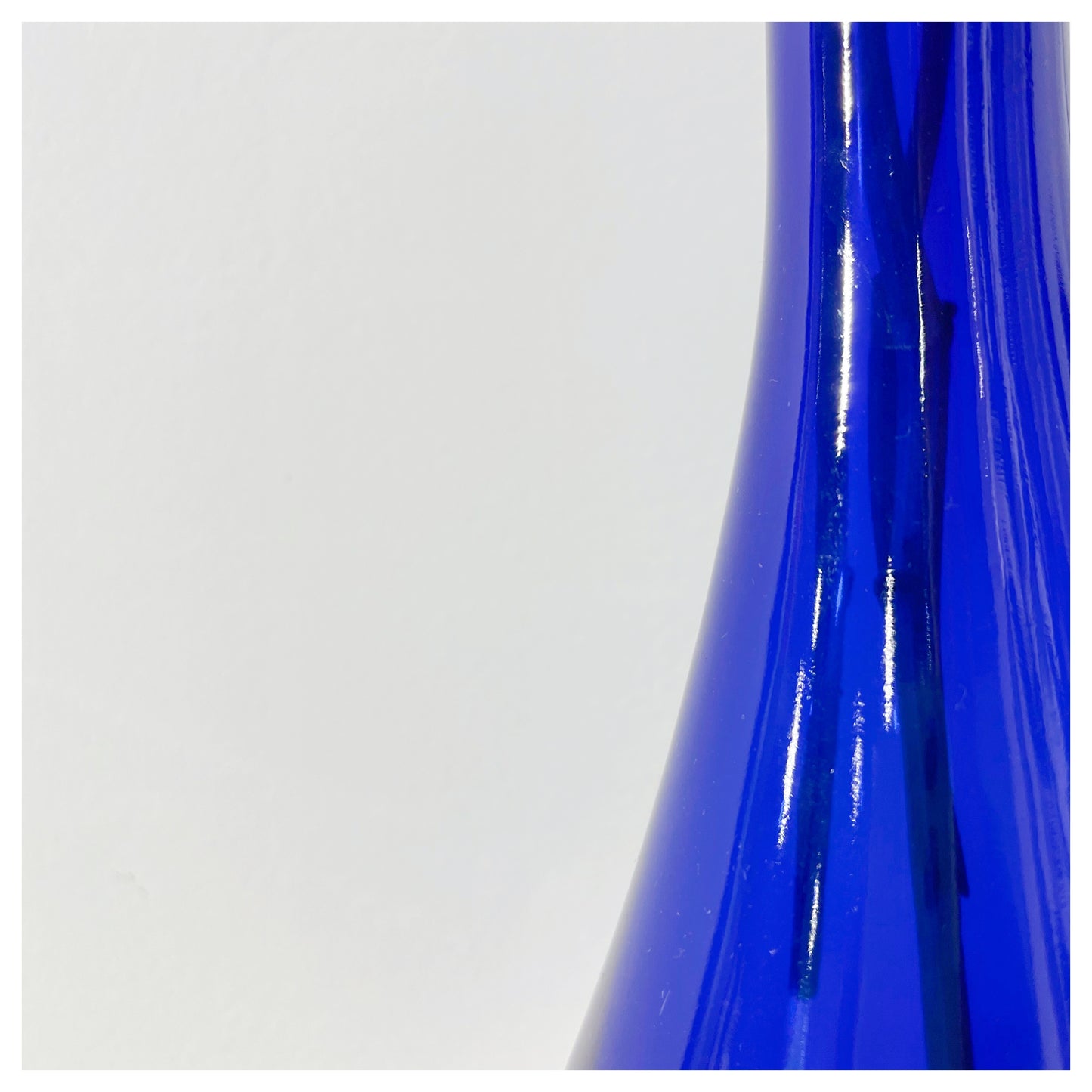 VASE BLEU TRANSLUCIDE