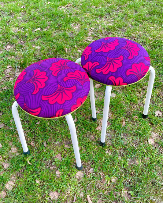 Duo de tabourets vintage revisités – imprimé wax violet & fuchsia