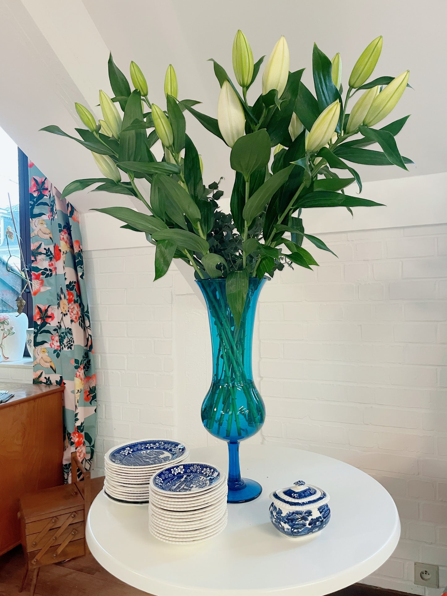 Grand vase bleu translucide