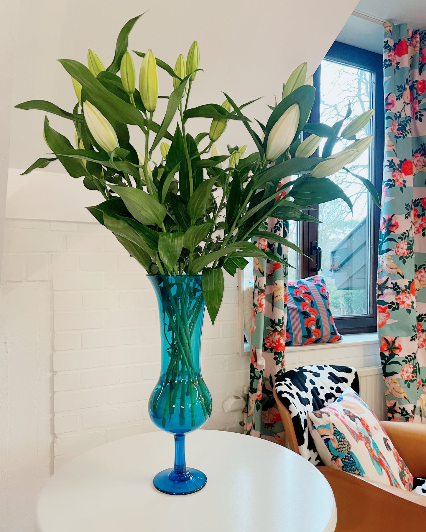 Grand vase bleu translucide