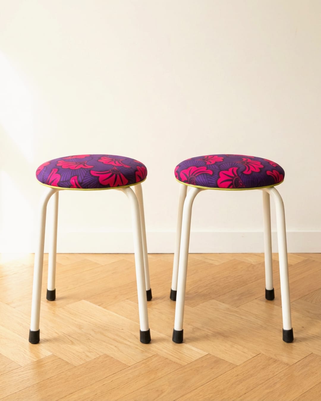 Duo de tabourets vintage revisités – imprimé wax violet & fuchsia