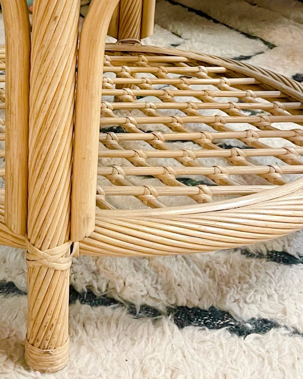 Table basse vintage en rotin avec plateau en verre