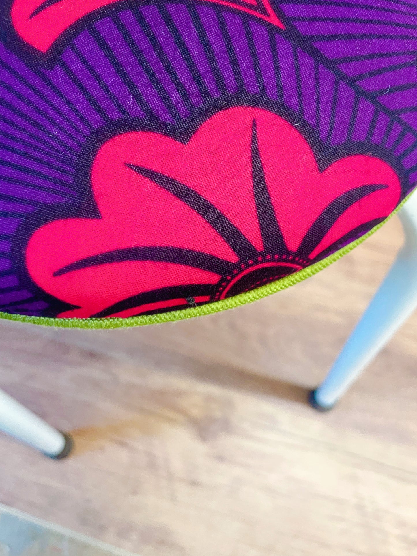 Duo de tabourets vintage revisités – imprimé wax violet & fuchsia