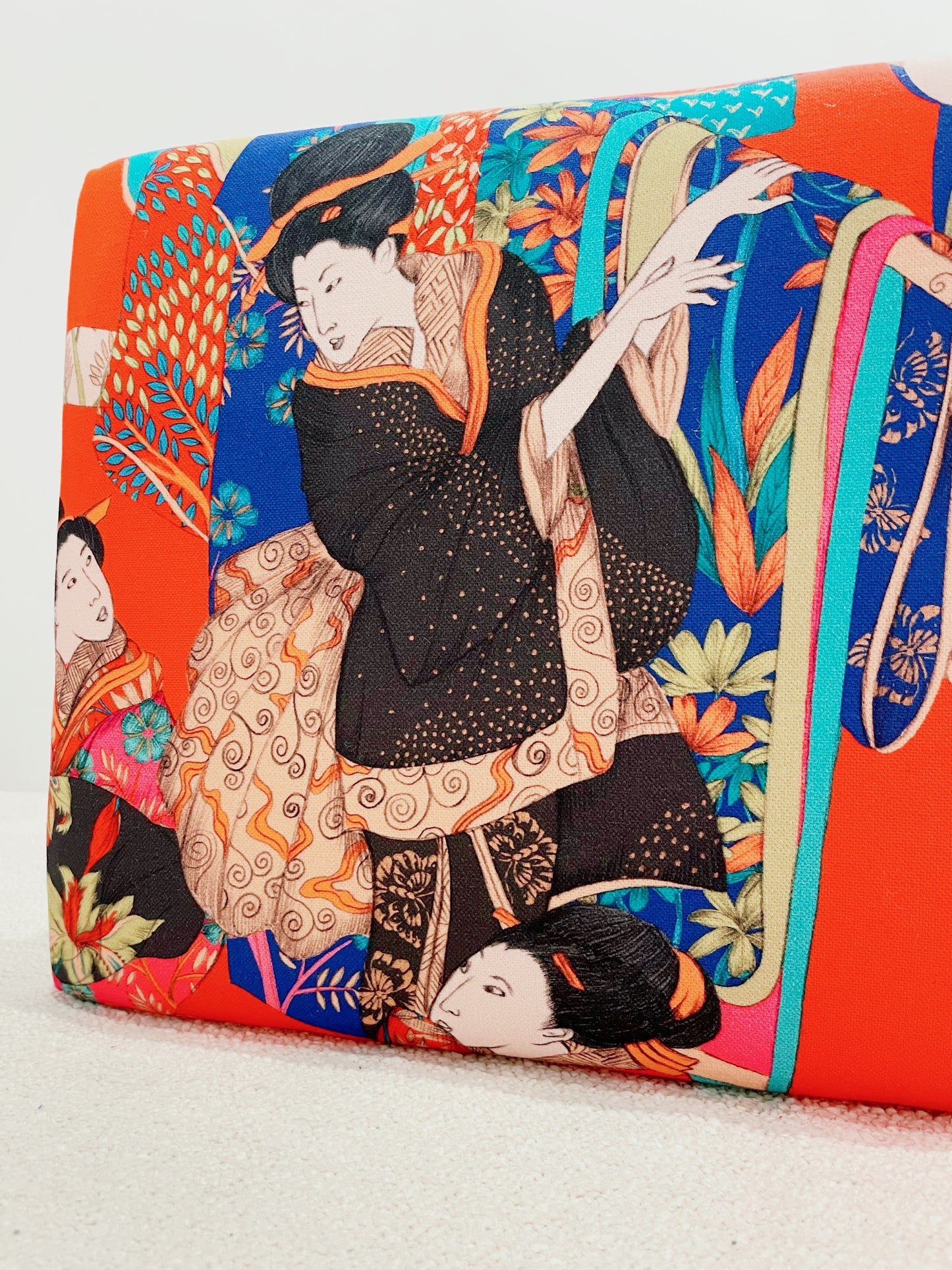 Banquette basse (ou repose pieds) - Geisha fond rouge