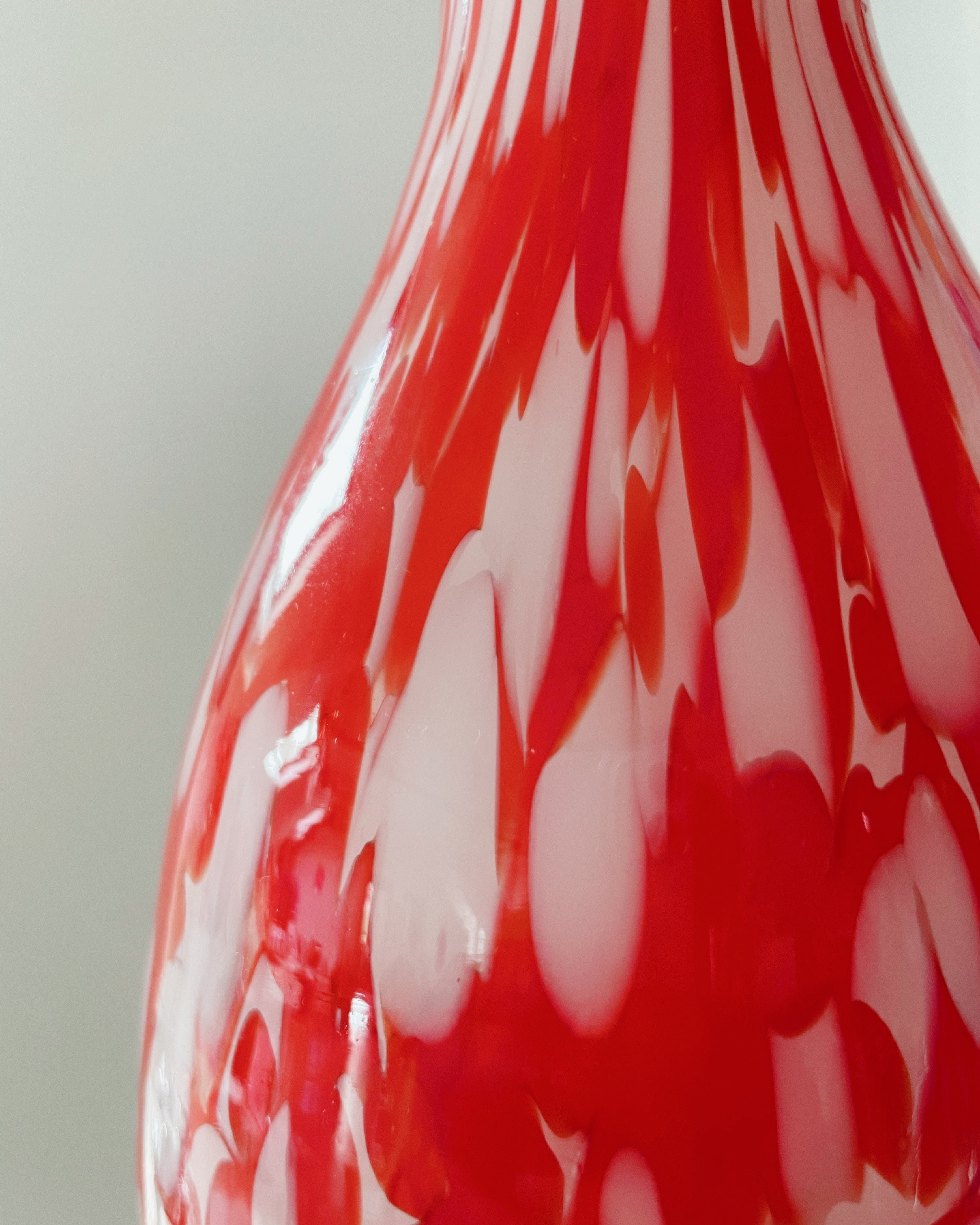 Vase vintage en verre moucheté rouge et blanc – H.31cm