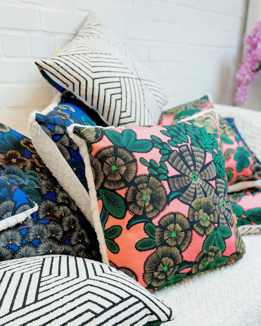 Dernières pièces! Coussin 50×50 cm – Tissu Thevenon Kew garden corail.