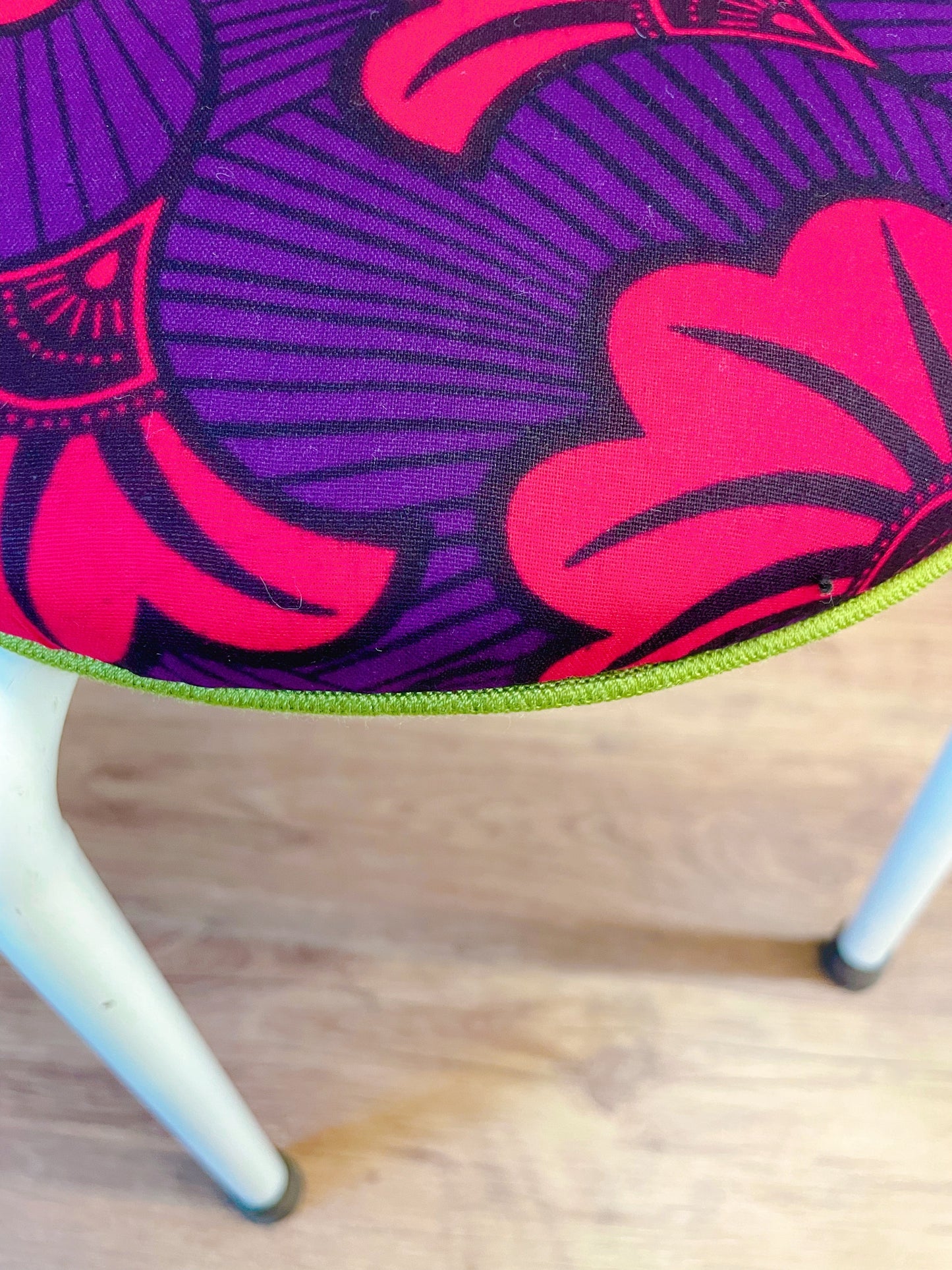 Duo de tabourets vintage revisités – imprimé wax violet & fuchsia