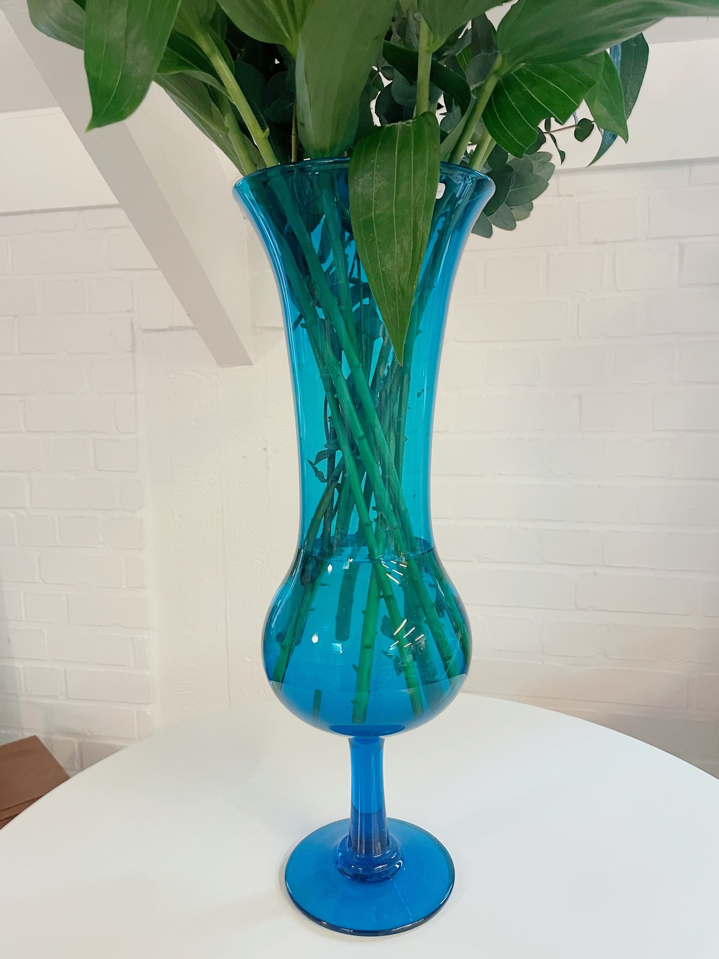 Grand vase bleu translucide