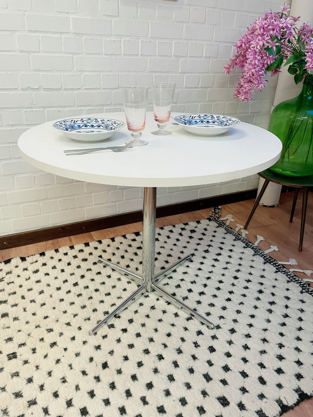 Table ronde vintage ø90cm – plateau blanc et piètement étoile chromé
