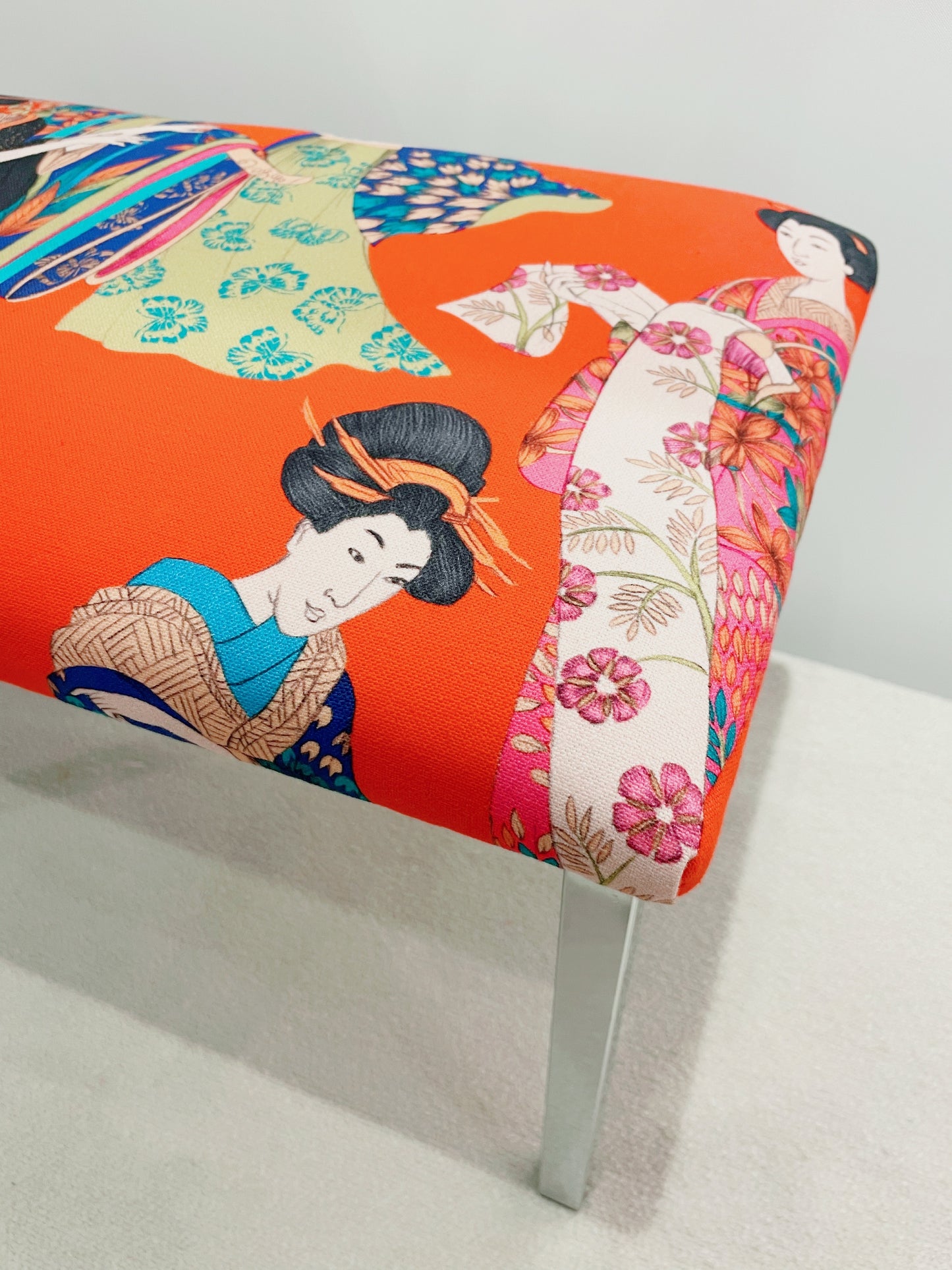 Banquette basse (ou repose pieds) - Geisha fond rouge