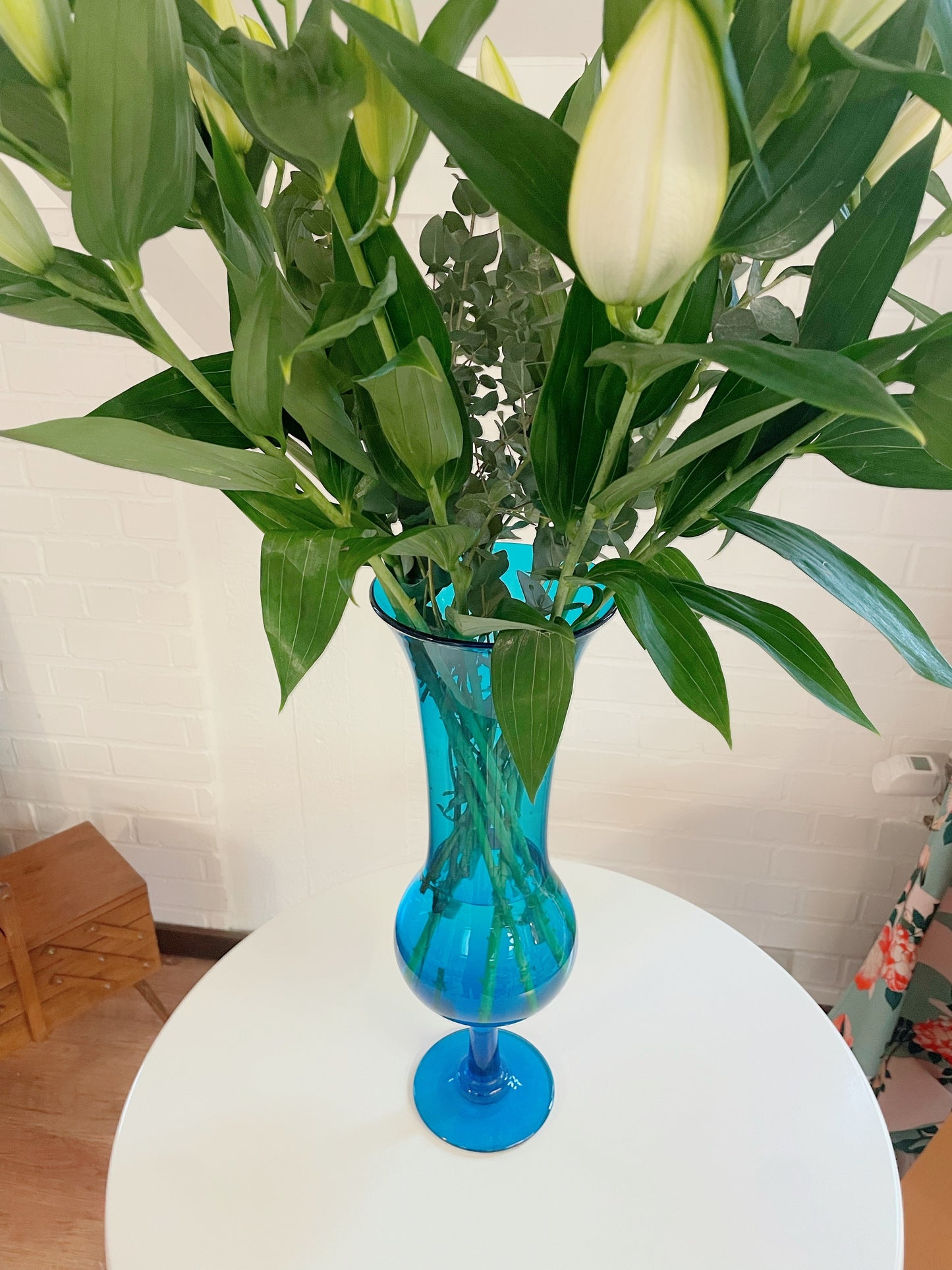 Grand vase bleu translucide