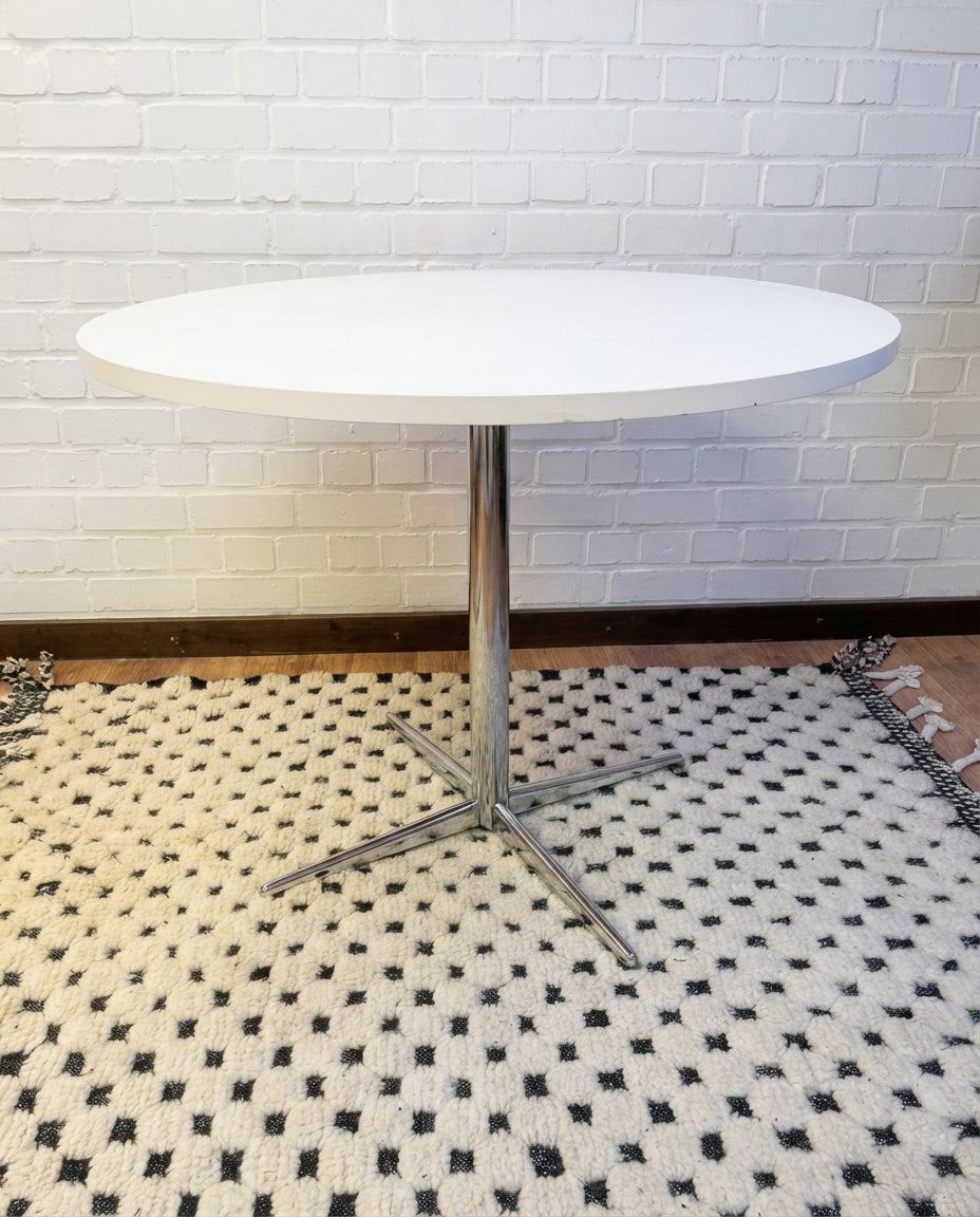 Table ronde vintage ø90cm – plateau blanc et piètement étoile chromé