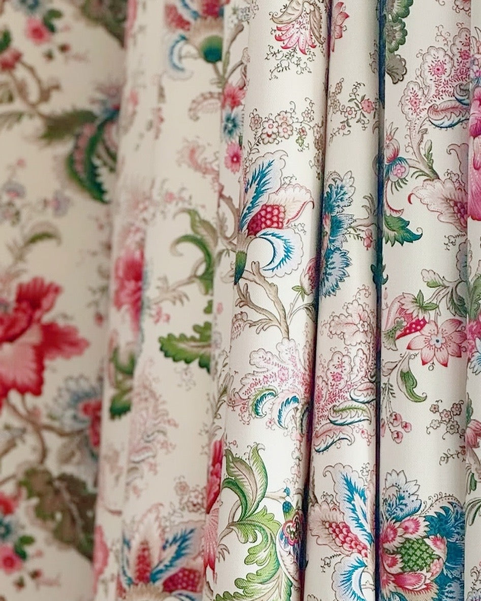 Tissu Persépolis rose sur fond crème - Maison Thevenon