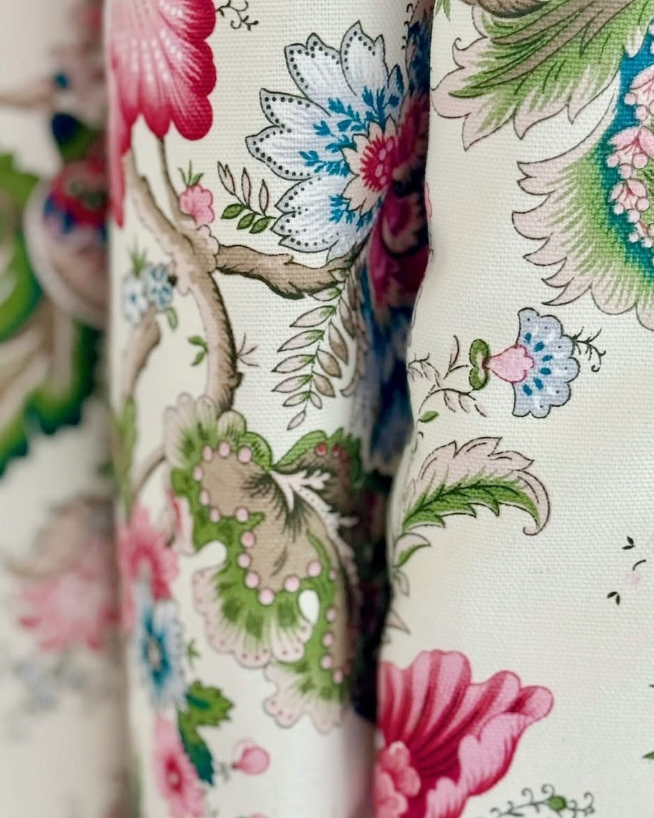 Tissu Persépolis rose sur fond crème - Maison Thevenon