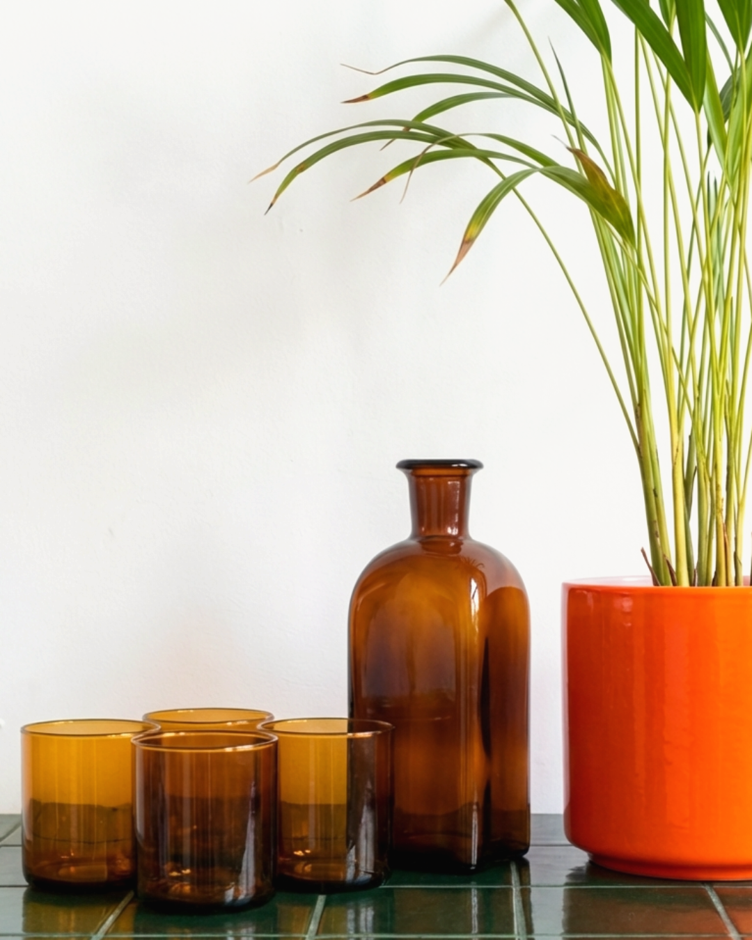 Carafe et 4 verres en verre ambré